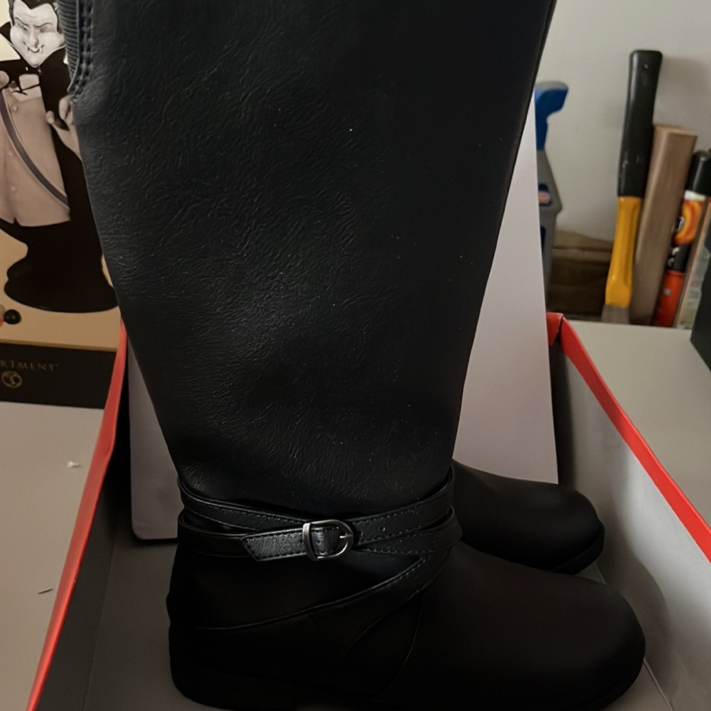 Girls tall boots, size 1, zip up side - Picture 3 of 5